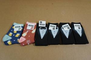 lot 190 image: 6 Pairs Adult Socks