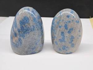 lot 70 image: Display Gem #20 Two 4 Blue Manganese Towers for display