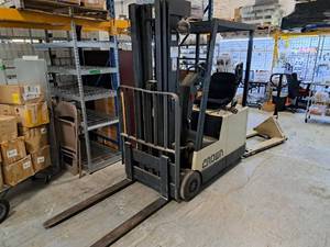 lot 1 image: Crown 3000-lbs 36 Volt Fork Lift 30SCTT