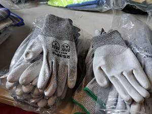 lot 257 image: Lot of (17 Pair) Size Large Work Gloves