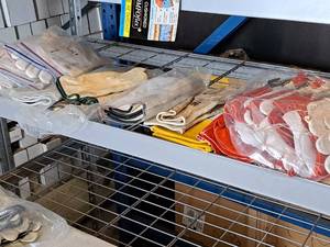 lot 267 image: Lot of (17 Pair) Leather Assorted Work Gloves