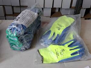 lot 262 image: Lot of (13 Pair) Safe Hands Assorted Work Gloves