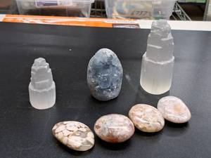 lot 55 image: Display Gem #5 Celestite and selenite towers and flower agate pebbles for display