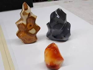 lot 73 image: Display Gem #23 Flame Set, Orca, Polychrome and Carnelian for display