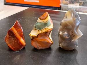 lot 74 image: Display Gem #24 Flame Set, Orca, Polychrome and Carnelian for display