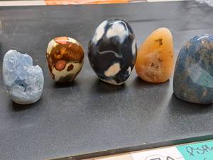 lot 77 image: Display Gem #27 Mixed towers Orca, Polychrome, Blue Manganese and Flower Agate for display