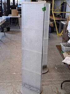 lot 127 image: Spinning Peg Board Display Rack with Bin of 5 Pegs
