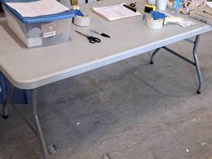 lot 352 image: 6 Folding Table