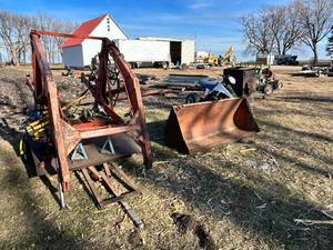 lot 27 image: Allis Chalmers 460 Loader and 80 Bucket Attachment