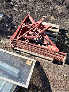 lot 42 image: 4 Steel Scaffolding Piece Assortment