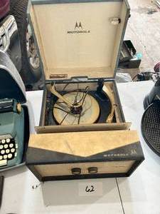 lot 62 image: Vintage Motorola 3F13B Portable Record PlayerTurntable - Untested