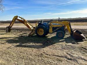 lot 4 image: Ford HD15 Tractor Backhoe - NO RESERVE