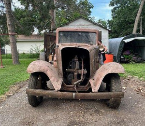 lot 1 image: 1932 Chevrolet Coupe with MANY Extra Parts including Extra Motor