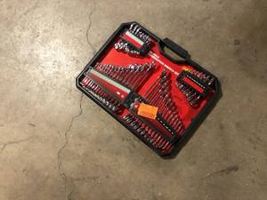 lot 9 image: Husky SAE and Metric Combination Wrench Set with Tray (44-Piece)  Customer Returns See Pictures