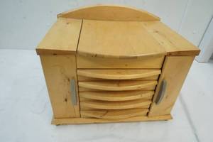 lot 189 image: jewelry box