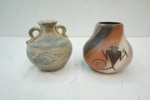 lot 195 image: Pottery pots