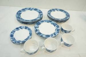 lot 199 image: Maurelle Oneida dish set