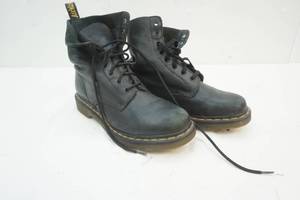 lot 215 image: Dr Martin boots