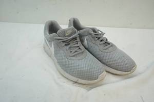 lot 230 image: Nike shoes