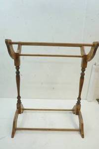 lot 7 image: Quilt Rack