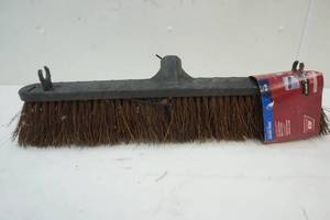 lot 11 image: New 24 Push broom no handle