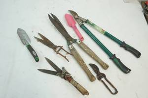 lot 24 image: Garden Tools
