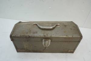 lot 34 image: Metal Tool Box