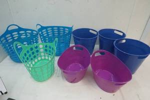 lot 35 image: 8 Small plastic Storage baskets