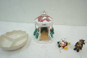 lot 236 image: Holiday Decor