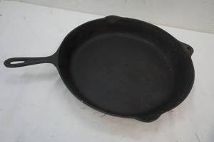 lot 248 image: Cast Iron Skillet
