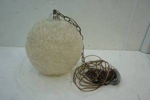 lot 258 image: Vintage Globe style lamp