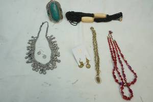 lot 266 image: jewelry