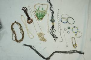 lot 267 image: jewelry