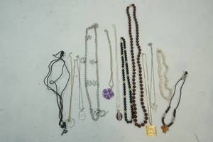 lot 270 image: jewelry