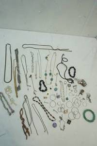 lot 274 image: Jewelry