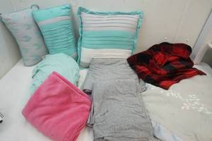 lot 285 image: Bed linens