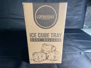lot 29 image: NEW - Silicon Ice Tray - 64 Nuggets