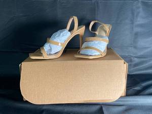 lot 31 image: NEW - Womens Heal Size 8