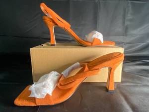 lot 32 image: NEW - Womens Square Toe Heels - Size 8