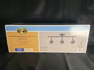 lot 52 image: NEW - 3-Light Halogen Directional Fixture