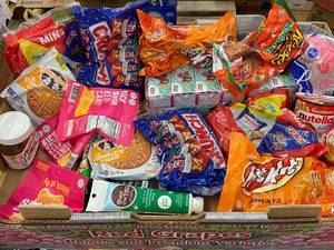 lot 18 image: Candy & Snack Variety Pack - 22-Pack