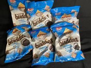 lot 43 image: Chex Mix Muddy Buddies Cookies & Cream - 6-Pack Best By 12172023