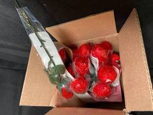 lot 55 image: Chocolate Roses - 16-Pack