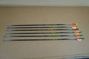 lot 23 image: Cabelas Stalker Xtreme 400 Carbon Arrows