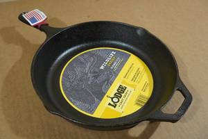 lot 69 image: Lodge Wildlife Series 10.25 Cast Iron Skillet