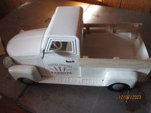 lot 43 image: Retro style metal truck decor