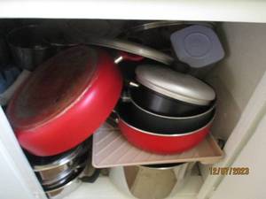 lot 59 image: Kitchen Cupboards and countertop content. The perfect starter supplies for the newly relocated student or bachelor