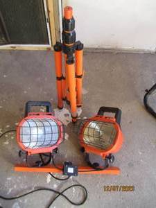 lot 2 image: Super Heavy duty dual head construction light with tripod base