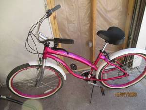 lot 1 image: Womens Fuschia Kent Del Rio aluminum frame bike
