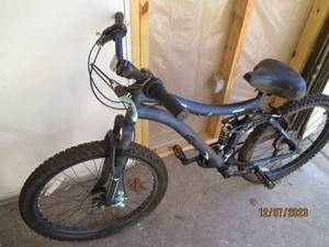 lot 8 image: Womens Shimano Genesis 24 mountain bike